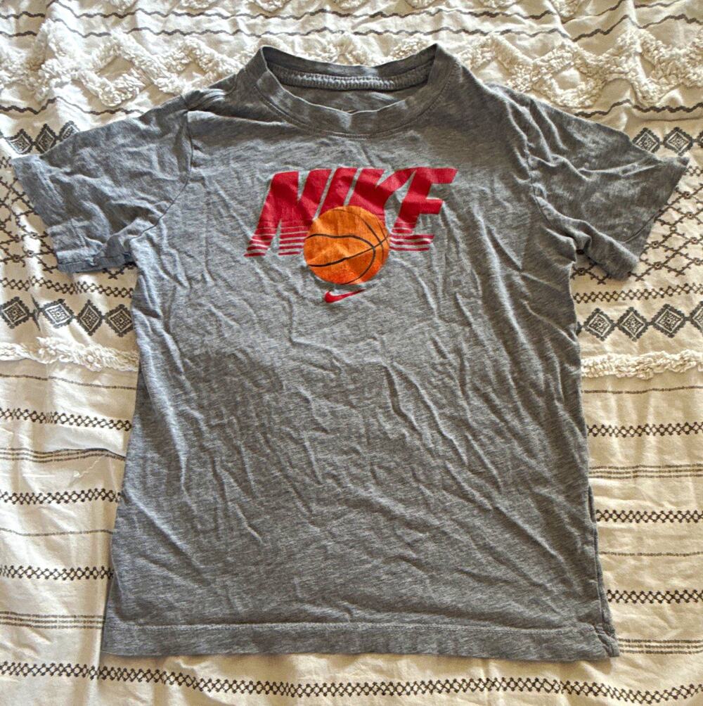 Nike The Nike Tee Boys M Gray Cotton Jersey Crew Neck Graphic Logo Tee